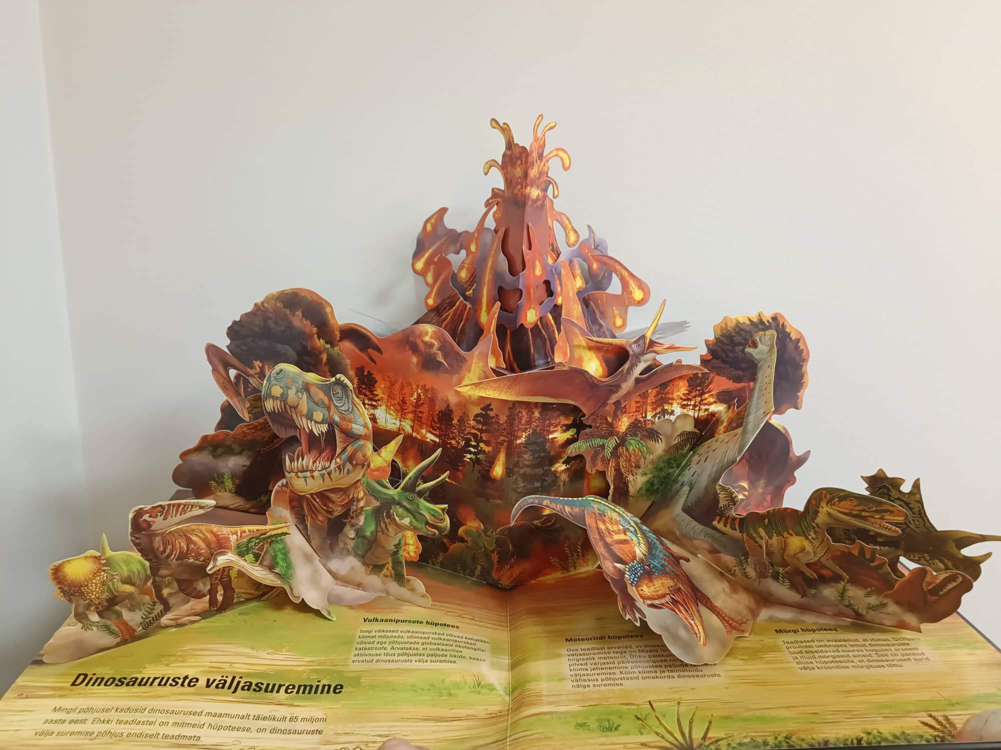 Raamat Dinosauruste 3D-maailm